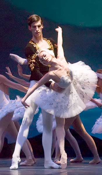 Natalia Lazebnikova y Jan Vana, del Ballet de la pera de Kiev cubrieron los papeles protagnicos en El Lago de los cisnes en la versin de Mario Galizzi. 