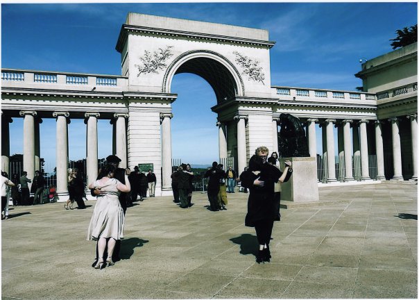 Muestra de danza en The Legion of Honor Museum en San Francisco. Foto gentileza de Tango Califia.