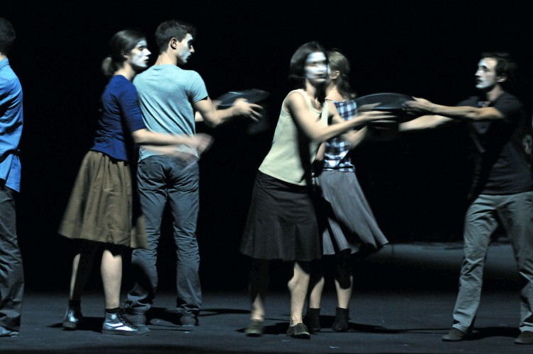 Los 28 bailarines del Ballet de la Ópera de Lyon interpretaron “Faces” en el Teatro de la Ville de París.  Foto: Jean_Pierre_Maurin.