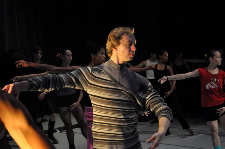 El bailarín ucraniano Vladimir Malakhov realizó sus presentaciones en el teatro Suñol, de Holguín, Cuba, invitado por la compañía Codanza. Foto: Yuris Nórido. Gentileza CoDanza.