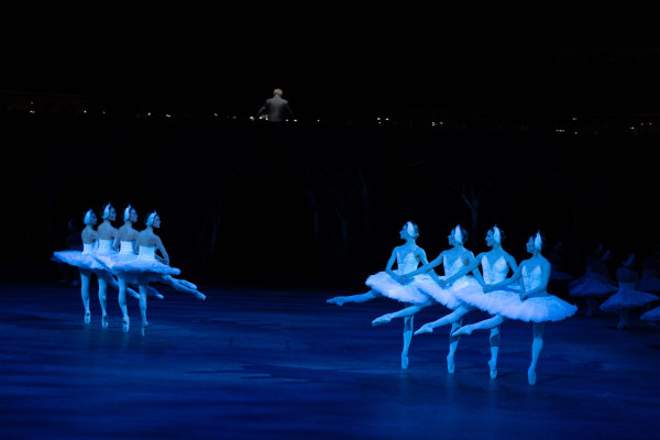 El cuarteto de 'Los pequeños cisnes' se convierte en octeto en "Swan Lake in-the round", de Derek Deane. © Laurent Liotardo.