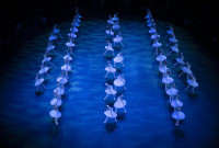Sesenta cisnes del English National Ballet en escena es uno de los grandes atractivos de "Swan Lake in-the-round" de Derek Deane. © Ian Gavan