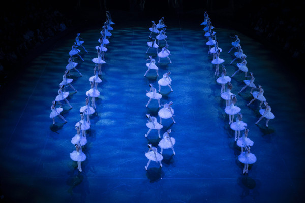 Sesenta cisnes del English National Ballet en escena es uno de los grandes atractivos de "Swan Lake in-the-round" de Derek Deane. © Ian Gavan
