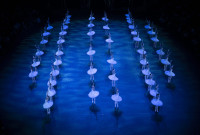 El English National Ballet en el "Swan Lake in-the-round" de Derek Deane. © Laurent Liotardo