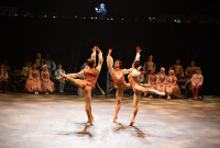 Bailarines del English National Ballet en el tercer acto de "Swan Lake in-the-round". © Laurent Liotardo