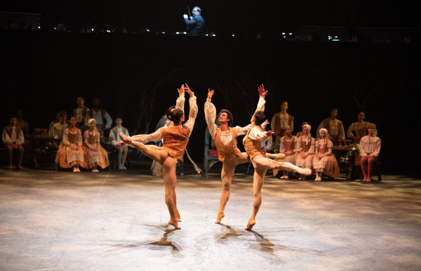 Bailarines del English National Ballet en el tercer acto de "Swan Lake in-the-round". © Laurent Liotardo