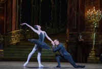 Mariko Sasaki y Joseph Sissens protagonizaron la función de "El lago de los cisnes", del Royal Ballet. Foto: © Asya Verzhbinsky.