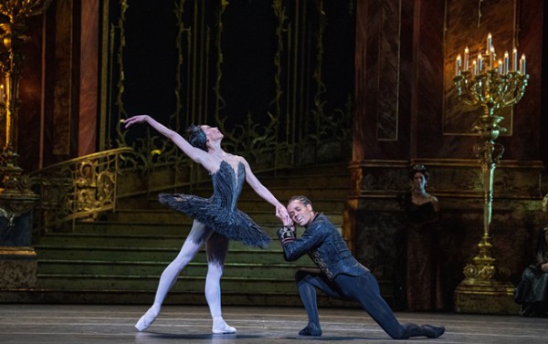 Mariko Sasaki y Joseph Sissens protagonizaron la función de "El lago de los cisnes", del Royal Ballet. © Asya Verzhbinsky