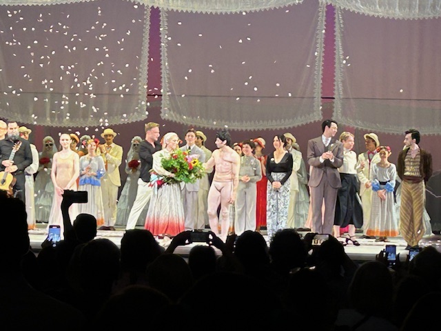 Herman Cornejo y Luciana Paris en el saludo final. Foto: Danzahoy.