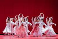 El Ballet Español de la Comunidad de Madrid en "Sinfonía Española".  Fotografía de Ana Yáñez | Gentileza Teatros del Canal de Madrid.