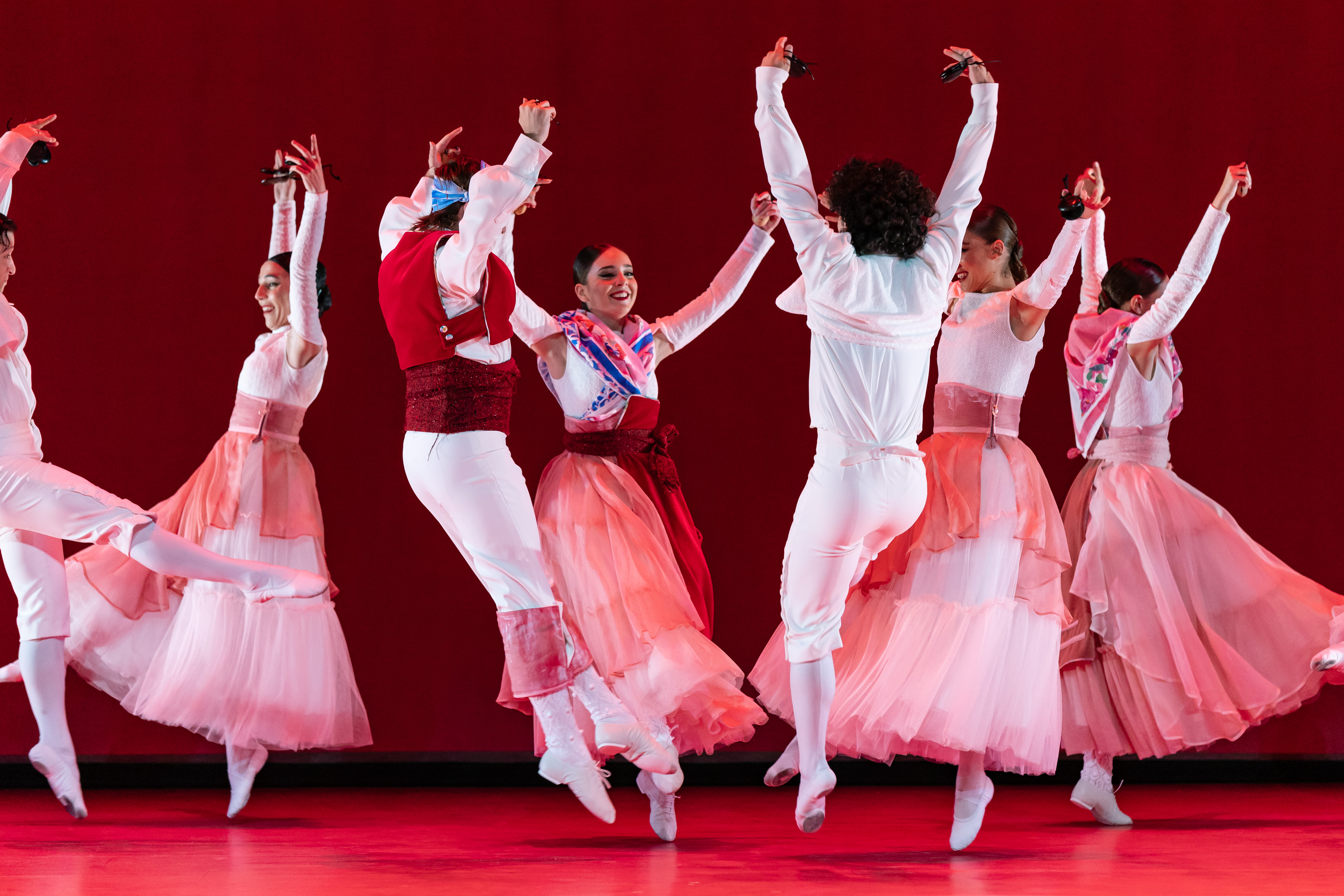 El Ballet Español de la Comunidad de Madrid en "Sinfonía Española". Fotografía de Ana Yáñez | Gentileza Teatros del Canal de Madrid.