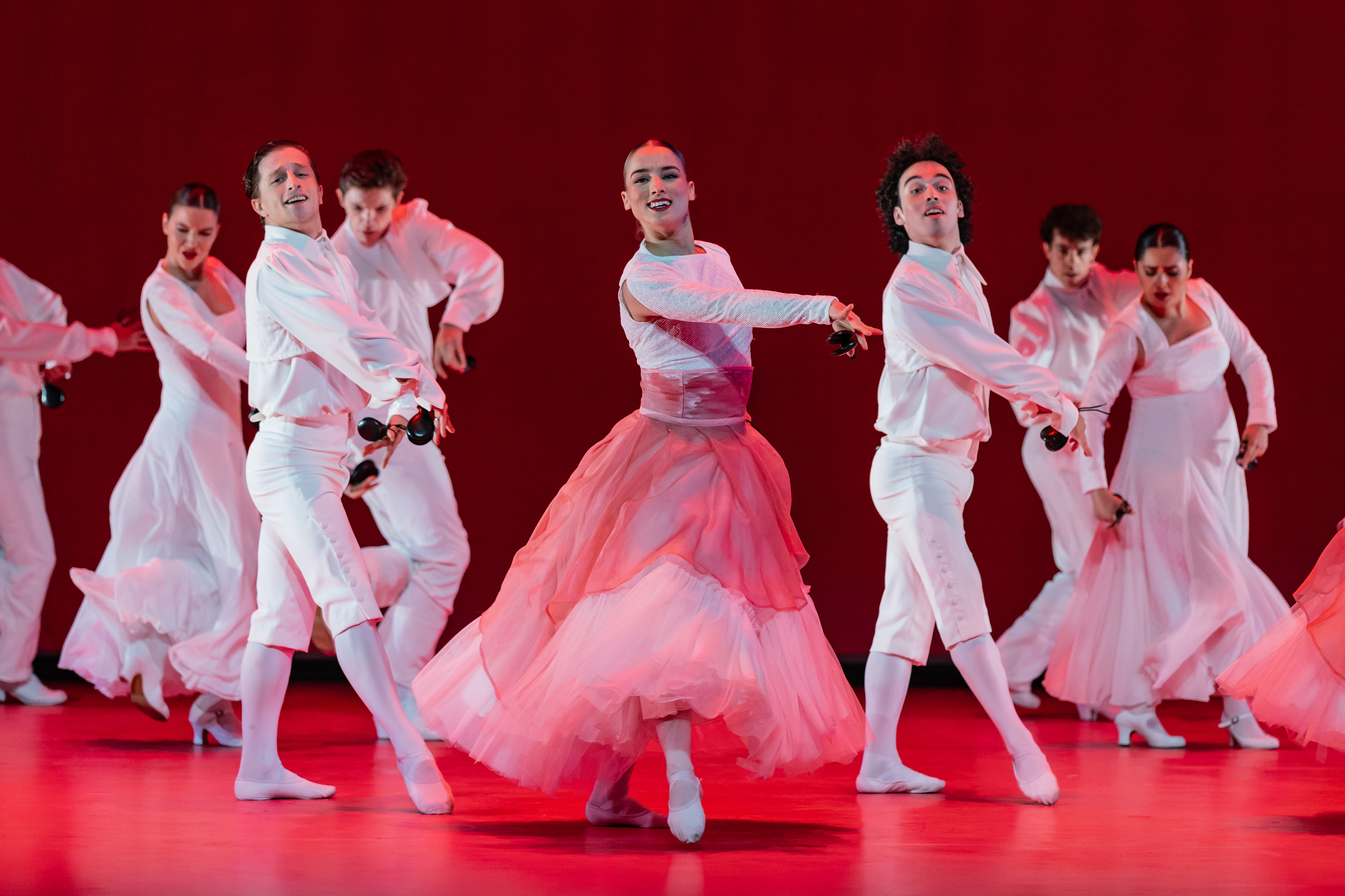 El Ballet Español de la Comunidad de Madrid en "Sinfonía Española". Fotografía de Ana Yáñez | Gentileza Teatros del Canal de Madrid.