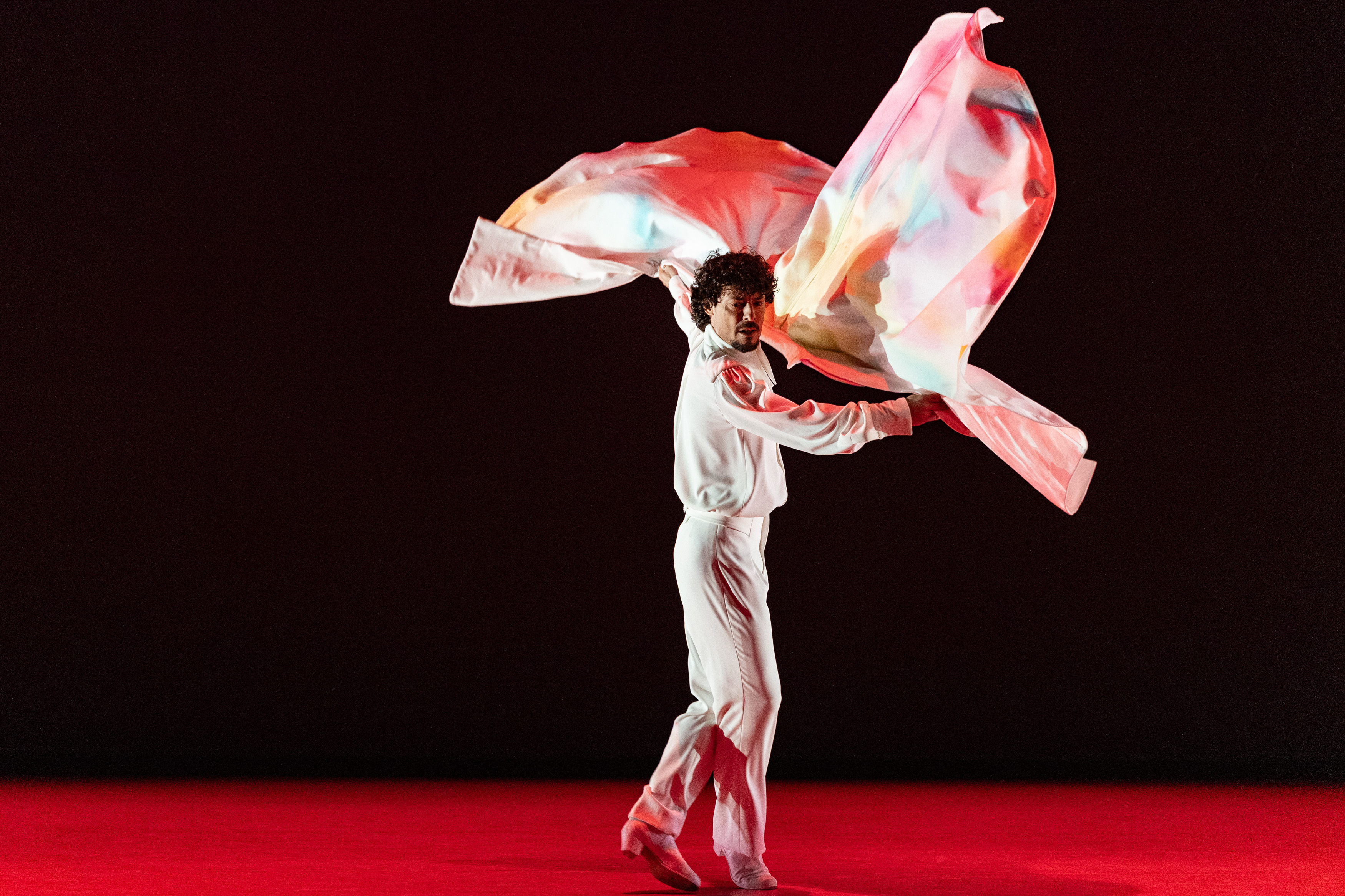 El bailaor Jesús Carmona" en la pieza "Asturias". Fotografía de Ana Yáñez | Gentileza Teatros del Canal de Madrid.