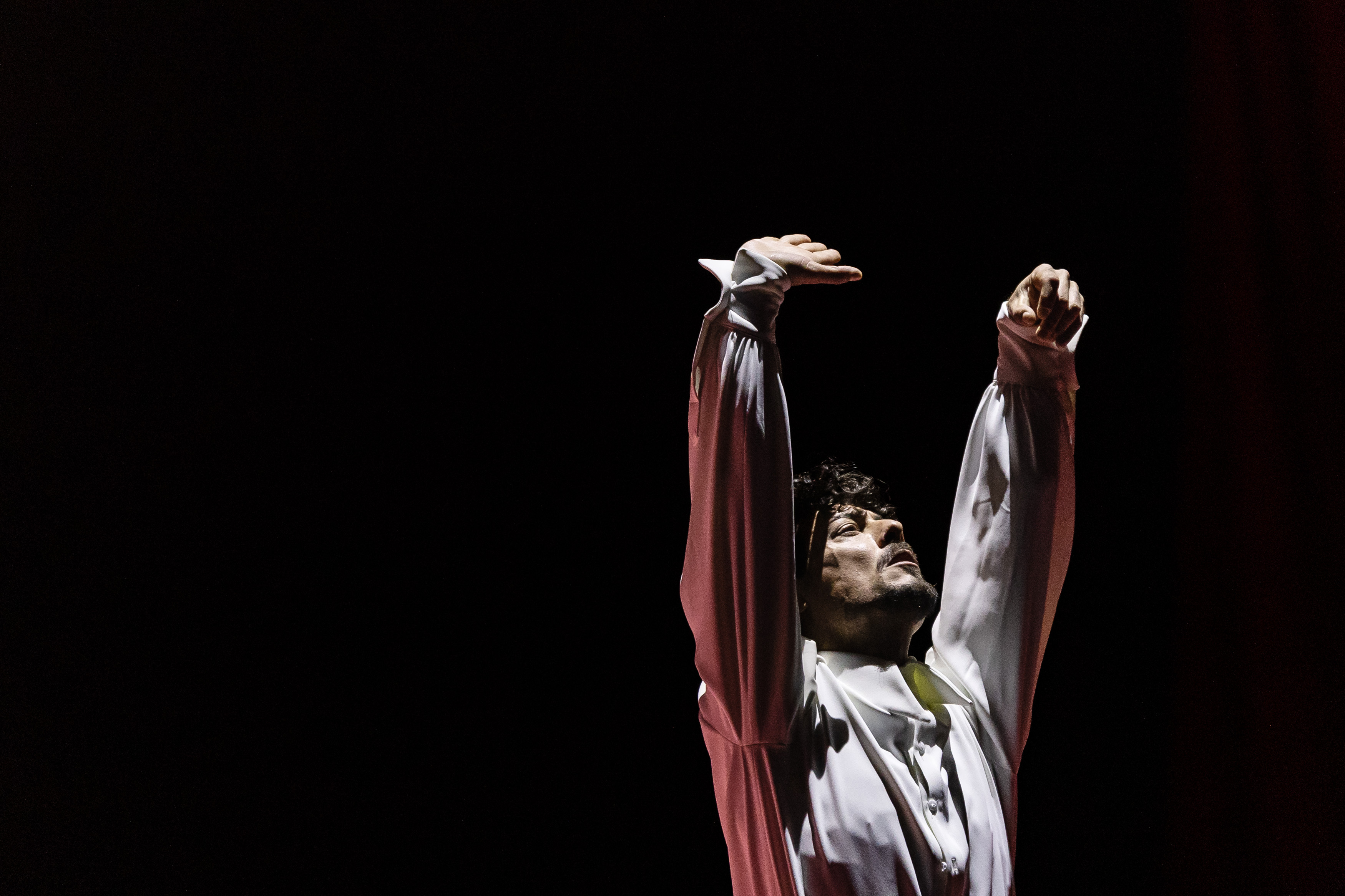 El bailaor Jesús Carmona" en la pieza "Asturias". Fotografía de Ana Yáñez | Gentileza Teatros del Canal de Madrid.