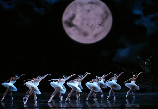 El San Francisco Ballet ofreció ocho funciones de "El lago de los cisnes" en el Teatro Real de Madrid. © Javier del Real | Cortesía del Teatro Real de Madrid. 