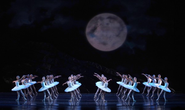 La solidez de la técnica del San Francisco Ballet destacó en "El lago de los cisnes" © Javier del Real | Cortesía del Teatro Real de Madrid.