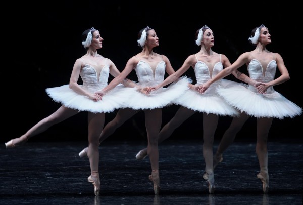 Paso de los 'Cuatro Pequeños Cisnes'. San Francisco Ballet. © Javier del Real | Cortesía del Teatro Real de Madrid. 