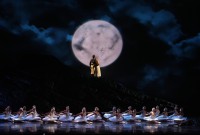 El coreógrafo Helgi Tomasson une a Odette y el príncipe Siegried en un final feliz en el más allá. Foto: Javier del Real. Gentileza Teatro Real de Madrid.