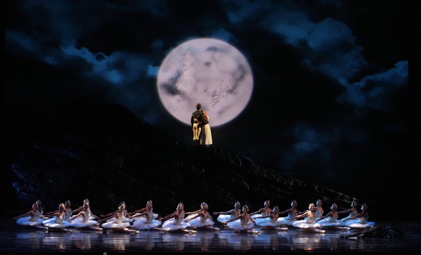 El coreógrafo Helgi Tomasson une a Odette y el príncipe Siegried en un final feliz en el más allá. Foto: Javier del Real. Gentileza Teatro Real de Madrid.