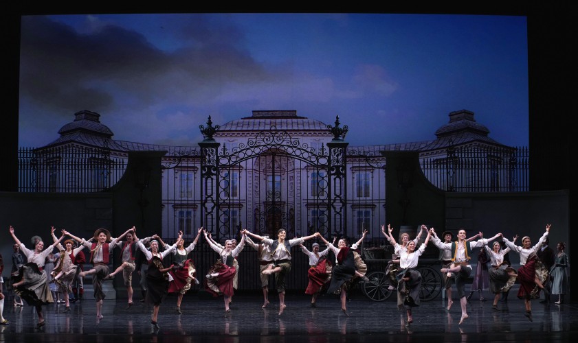 El primer acto se desarrolló delante del palacio. Foto: Javier del Real. Gentileza Teatro Real de Madrid.