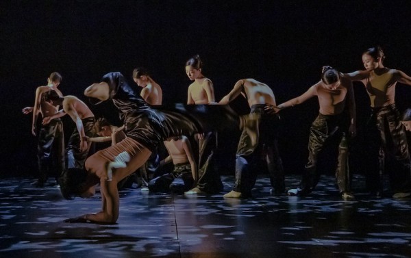 Laboratory Dance Project presentó “Ash”, del coreógrafo Kim Dongkyu, en el Eisenhower Theater del Kennedy Center.Foto: Baki. Gentileza JFKC.