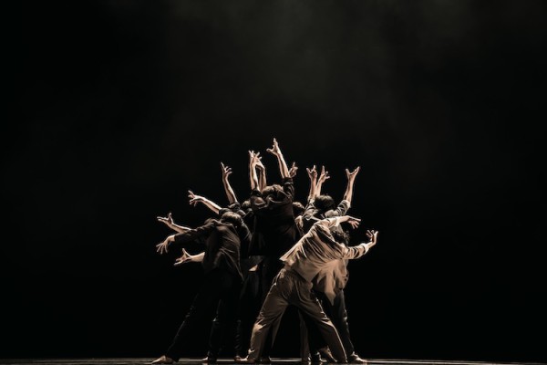 “MOB”, Kim Dongkyu, reúne ocho bailarines en escena y explora la masificación del individuo. Foto: Baki. Gentileza JFKC. 