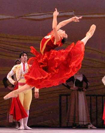 Con el pas de deux de El Cisne negro, Viengsay Valds, junto con otros primeros bailarines del Ballet Nacional de Cuba se presentaron en Japn y Venezuela.